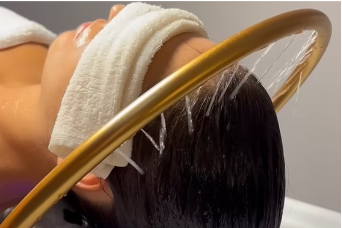 Warm water dat over de hoofdhuid stroomt tijdens een Japans Head Spa ritueel