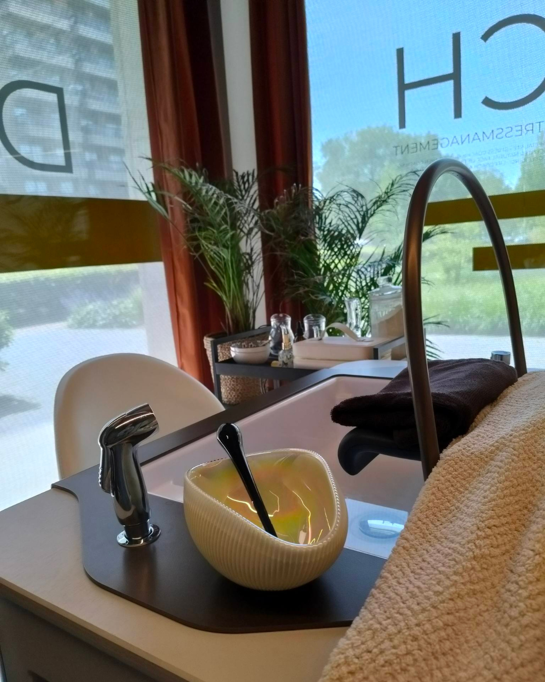 Wasunit met verzorgingsproducten in de head spa ruimte
